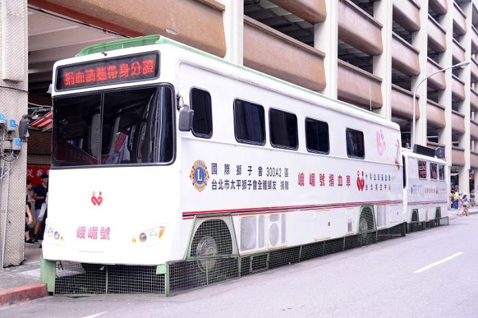 ▲近期就有民眾觀察到，在街頭捐血車排隊捲起袖子等待捐血的人，幾乎清一色都是有年紀的長輩。（示意圖／NOWnews攝影中心）