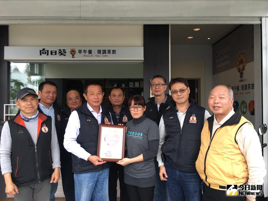 ▲小東工業區太子慈善協會，捐助愛心餐券供餐弱勢學童，並前往懸掛「愛心店家」識牌。（圖／記者簡勇鵬攝 , 2018.01.24）