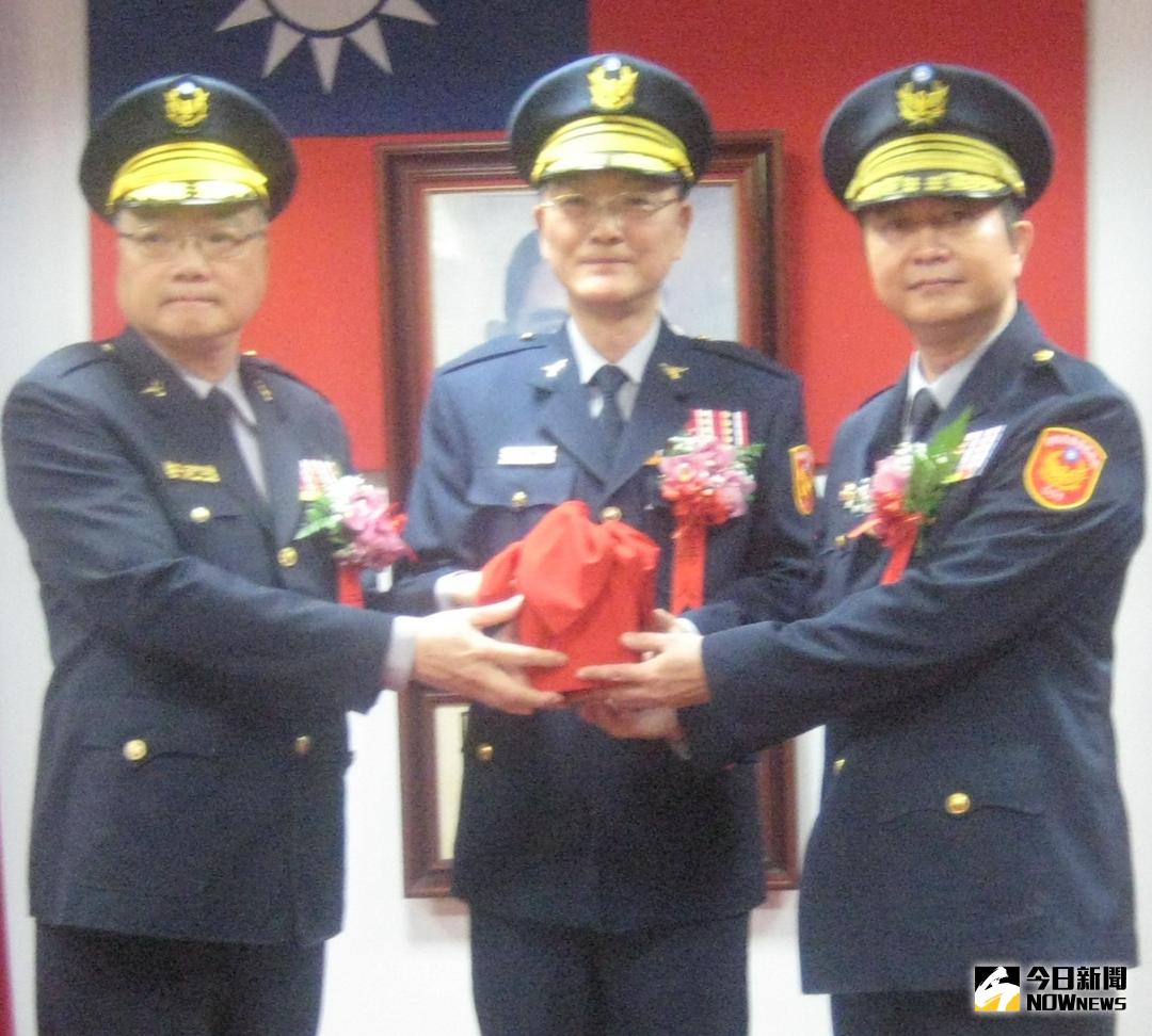 ▲內政部警政署高雄港務警察總隊舉行新卸任總隊長交接儀式，在警政署警務委員陳永利(中)監交，由台南市政府警察局第1分局分局長邱文亮(右)接下印信，完成交接，以利高雄港警務之推動。(圖／記者黃守作攝，2018.01.24)