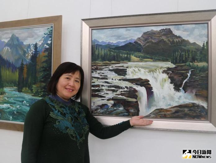 ▲林翠莉的油畫作品「瀑布」，呈現加拿大班芙國家公園中氣勢雄渾壯闊的飛瀑風貌。（圖／記者黃玿琮攝，2018.1.24）