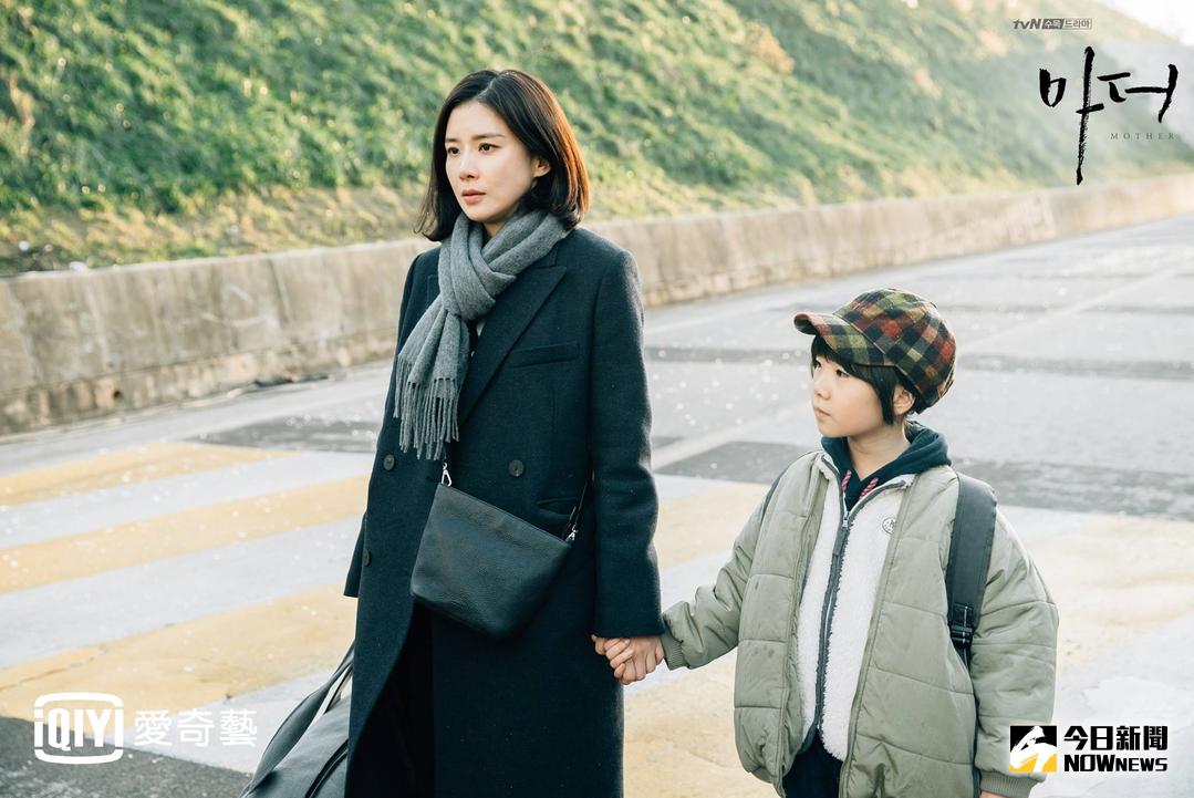 ▲李寶英（左）看不下去學生受虐，決定帶她逃離現有家庭。（圖／愛奇藝 , 2018.1.24）