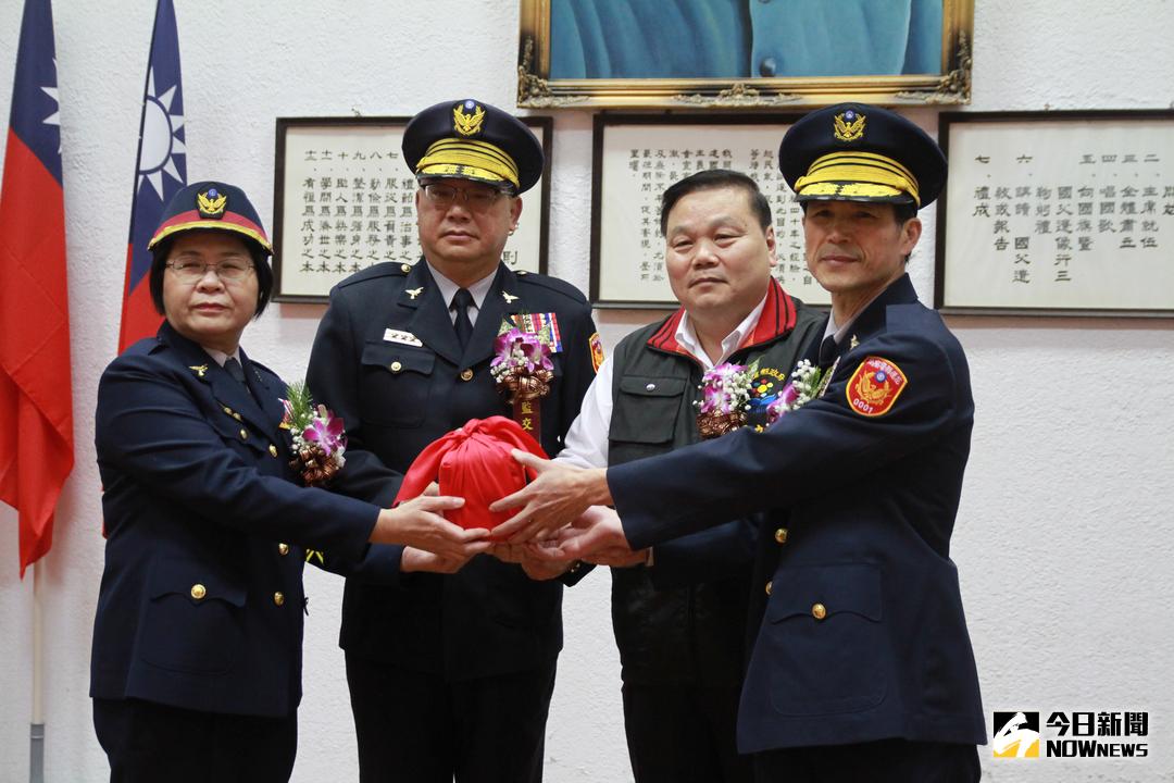 ▲花蓮縣警察局長新舊任交接典禮，由縣府祕書長顏新章代表出席擔任交接人。（圖／記者鄭志宏攝）