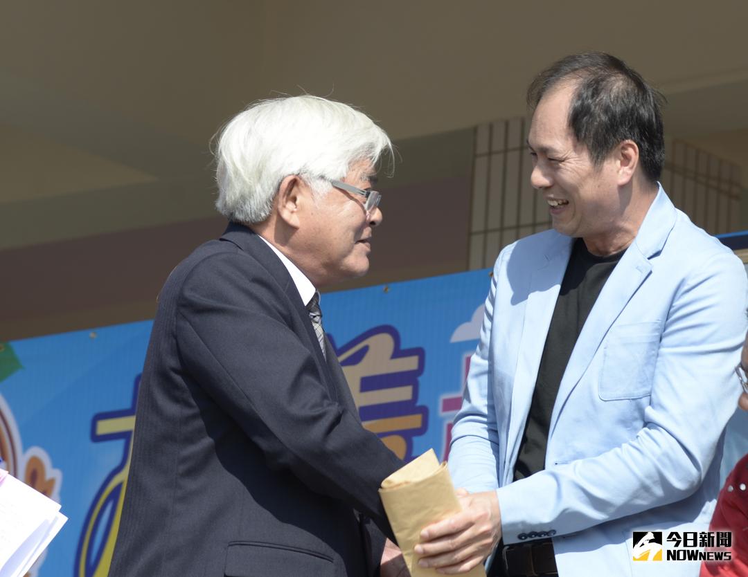 ▲李縣長與傑出校友亞洲鐵人李福恩也是現任國家訓練中心主任，兩人相見歡。（圖／記者蘇榮泉攝，2018.01.23）