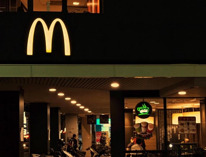 ▲麥當勞將自24日凌晨起調整部分餐點價格。圖為台北市區一家麥當勞門市。中央社資料照