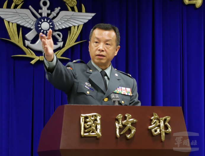 ▲ 國防部發言人陳中吉少將23日在記者會上表示，國軍時刻保持警覺與監控，請國人放心。（軍聞社記者周力行攝）