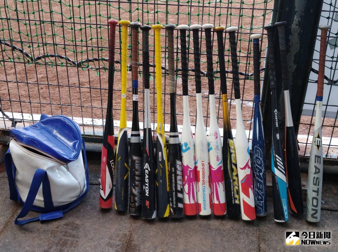 ▲國際棒總今年規定了比賽球棒。（圖／黃建霖攝）