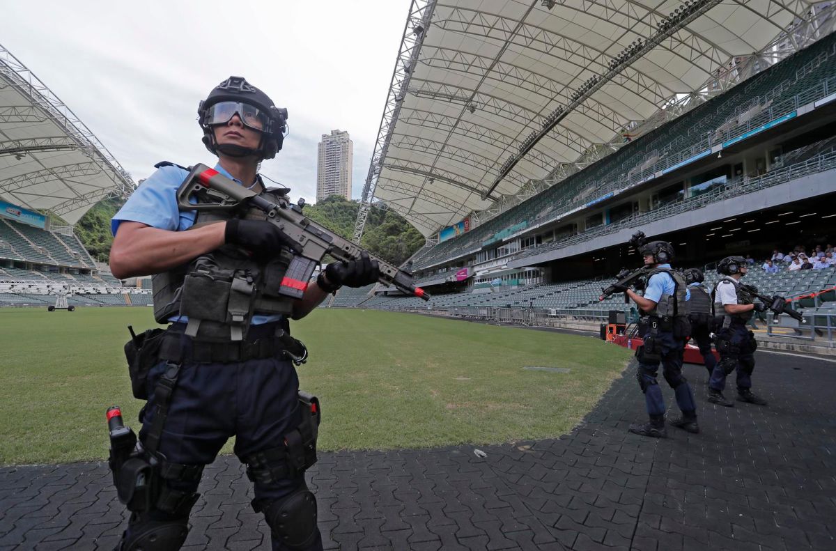 ▲2017年初香港反恐演習中，特勤隊員首度持SIG 516 CQB半自動步槍亮相。（圖／達志影像／美聯社）