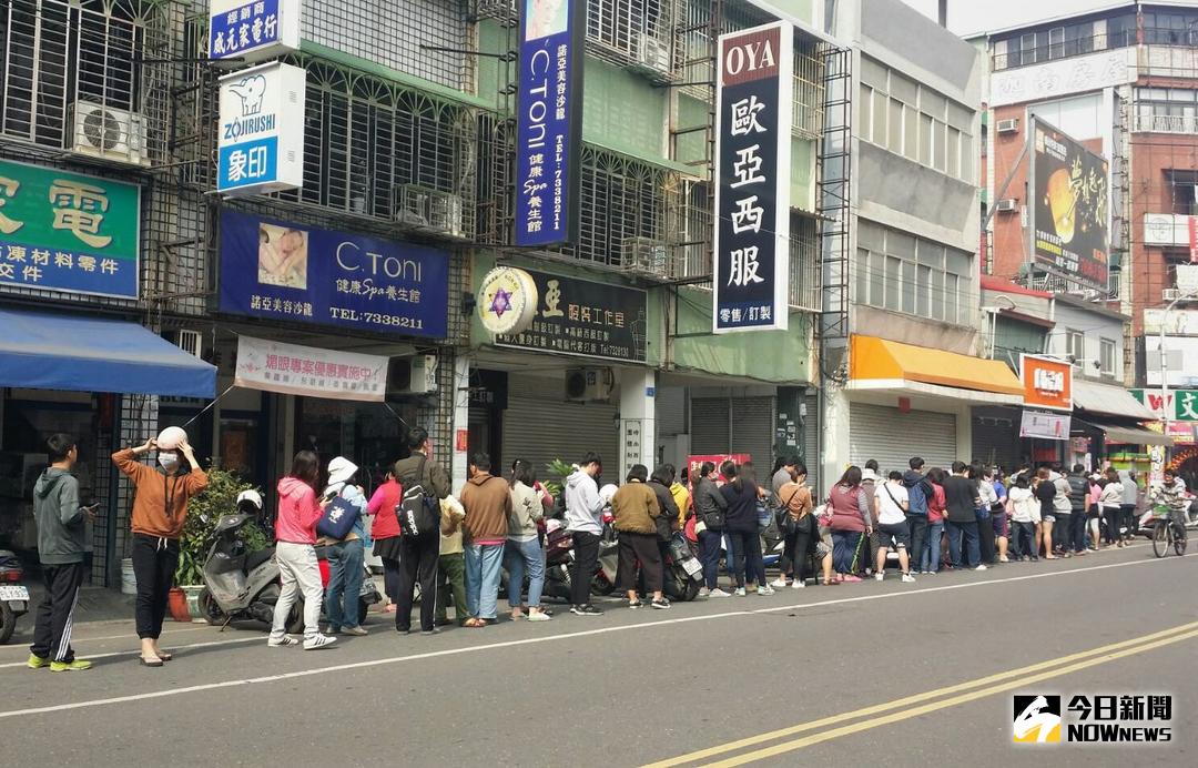 ▲屏東市新開幕人氣茶飲店，火龍果鮮奶珍珠只賣1元的優惠，吸引民眾大排長龍。（圖／記者陳宗傑攝，2018.01.23）