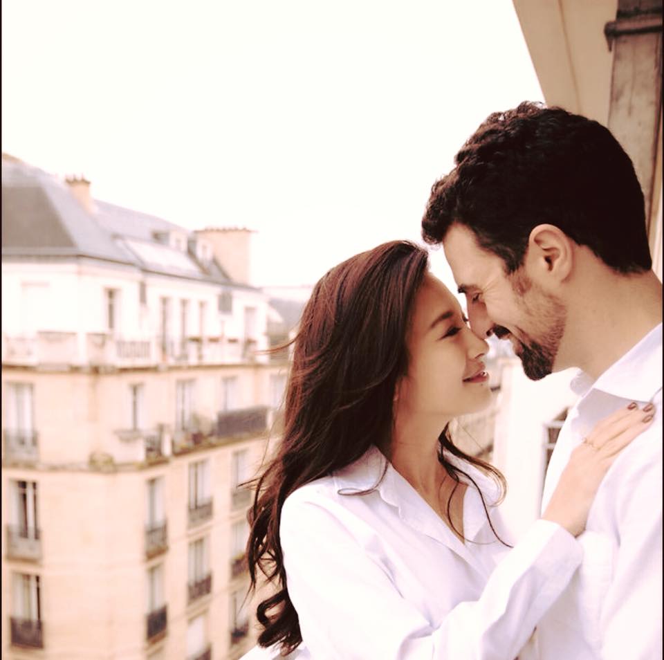 ▲艾莉絲（左）將與英籍男友結婚。（圖／翻攝臉書 , 2018.01.23）