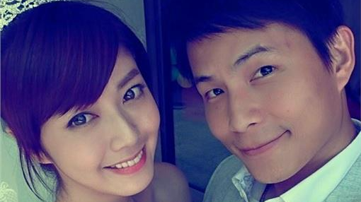 ▲孫協志（右）再婚娶夏宇童卻沒邀請媽媽孫麗鈞（花格格），孫協志過往的感情路非常坎坷，都會和媽媽扯上關係，尤其和前妻韓瑜曾為了生子面臨低潮。（圖／翻攝自夏宇童臉書）