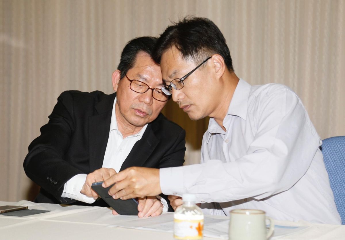 ▲李應元（左）說明中央和地方合作聯防空汙紅害措施，由環保局長蔡孟（右）裕陪同召開記者會。（圖／高市環保局提供,2018.01.22）