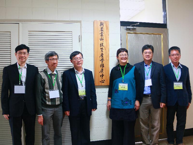 ▲左起為中正主任秘書吳明儒、理學院院長周禮君、副校長郝鳳鳴、新農業中心總幹事蔡榮婷、新農業中心執行長楊宇勛、新農業中心主任秘書許昺慕。（圖／中正大學提供）