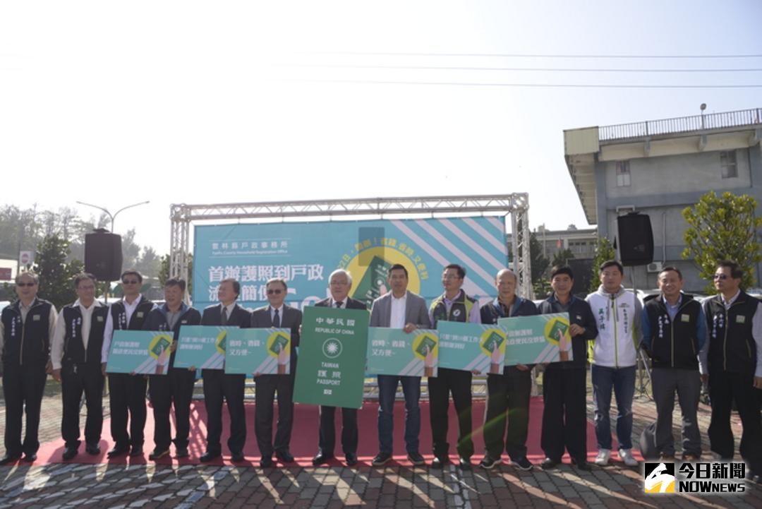 ▲「首辦護照到戶政．流程簡便EASY GO」措施，22日上午在麥寮戶政事務所舉行啟動儀式。（圖／記者洪佳伶翻攝 , 2018.01.22）