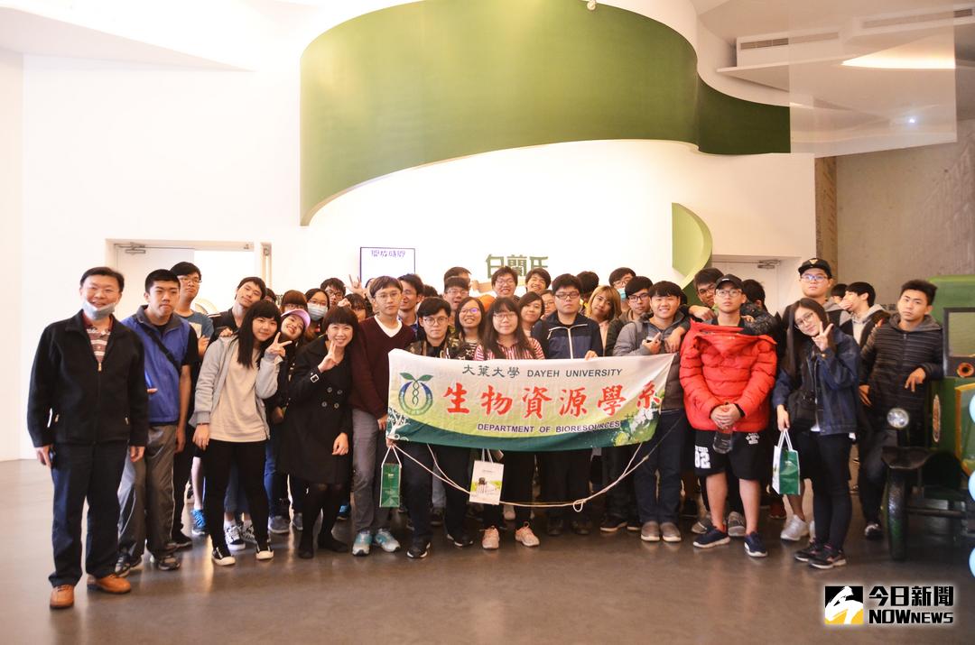 ▲大葉大學生資系師生參訪白蘭氏健康博物館，學生觀摩雞精生產製程，讓大家對雞精生產的過程更加了解。（圖／記者陳雅芳攝，2018.01.22）