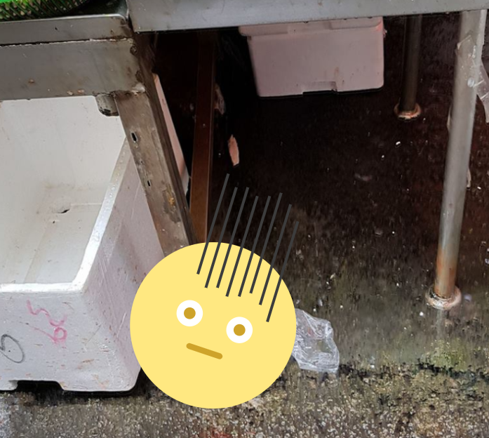 ▲市場竟用這東西當「桌腳墊」，網驚：尊重死者很難？（圖／翻攝自爆廢公社）