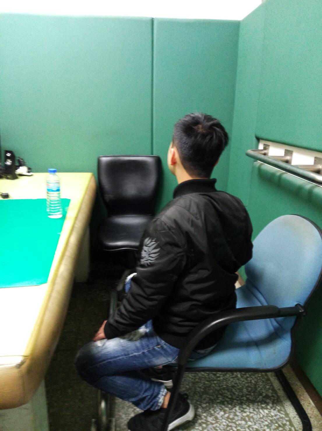 ▲謝嫌得知難逃法網，向警方投案說明案情。（圖／記者郭政隆翻拍）