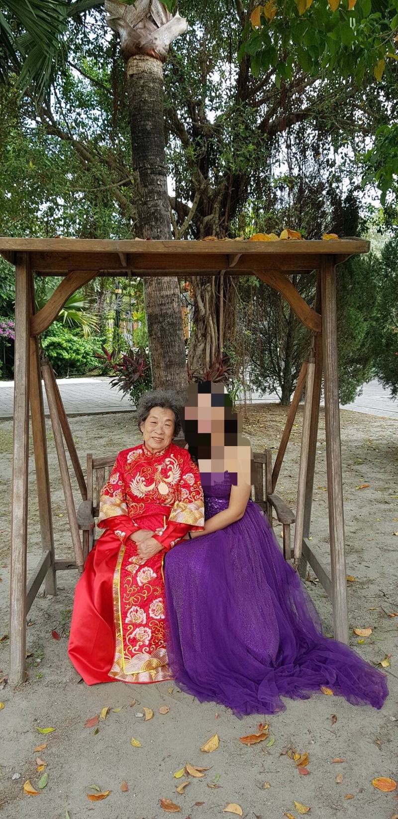 ▲貌似70到80歲的高齡阿嬤與孫女穿禮服外拍，網驚：阿嬤hen潮。（圖／dcard）