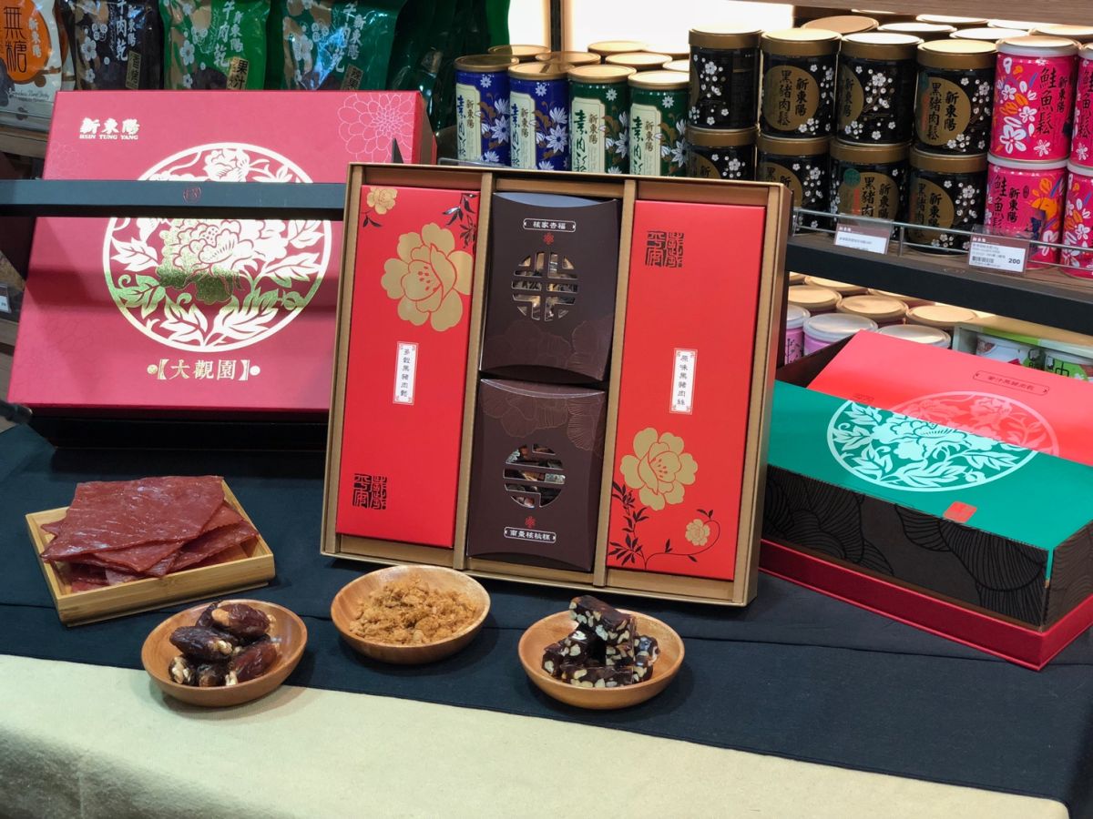 ▲年節禮盒大玩創意！紅色包裝配上古代手提設計，提盒禮盒造型吸睛。（圖／NOWnews攝）