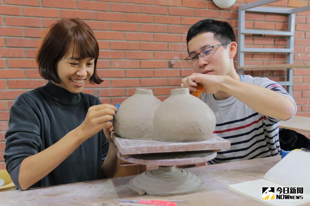 ▲擔任助手可隨時與國際的陶藝家互動交流，左為泰籍卡蒙莎奴・潘維德。（圖／記者陳志仁攝，2018.01.22）