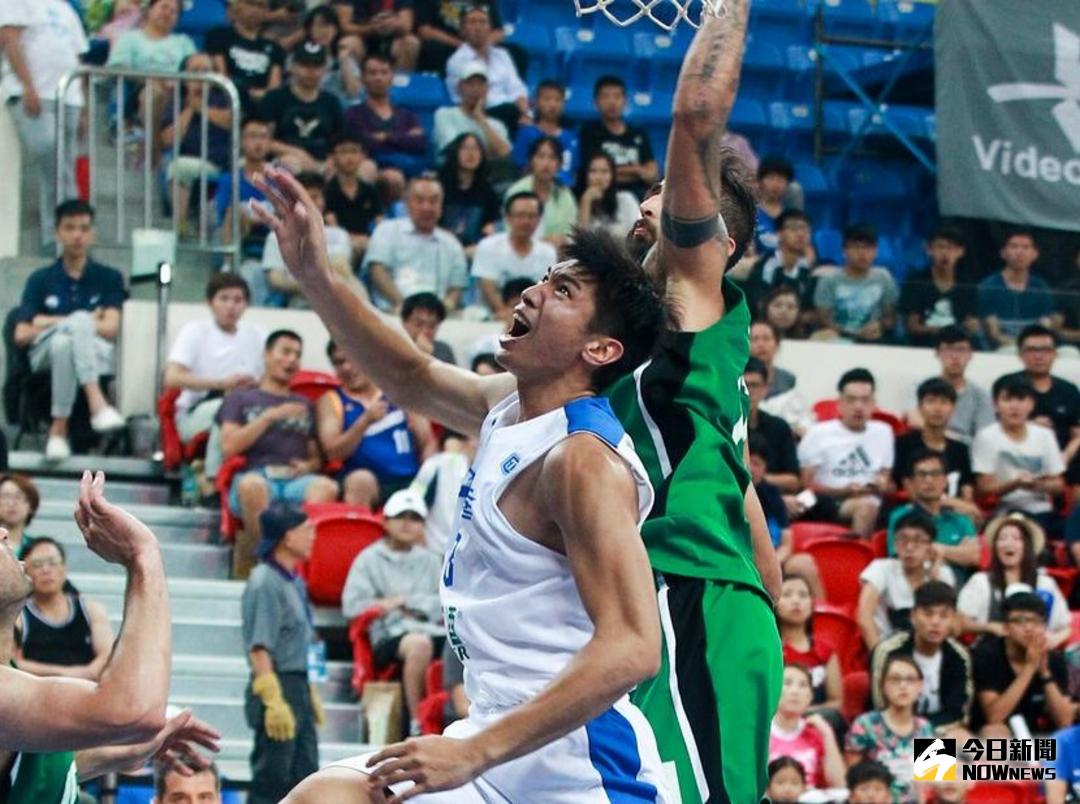 ▲裕隆周柏臣\\(淺色球衣者\\)。（圖NOWnews資料照／葉政勳攝 , 2017.07.19）