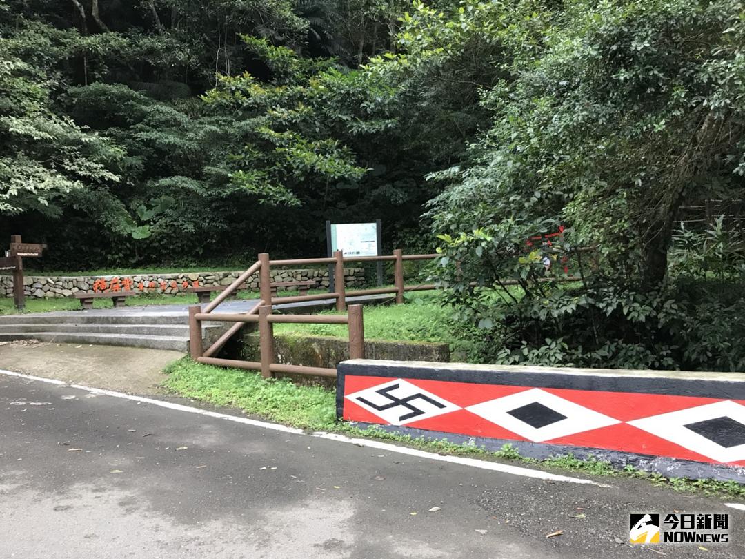 ▲南庄鄉橫屏背生態賞魚步道入口的圖案，經常被遊客誤會成納粹標誌。（圖／記者常似虎攝 , 2018.01.21）