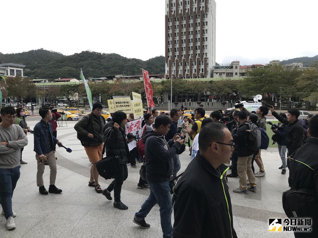 ▲美麗華工會與桃園市產業總工會成員，21日下午在美麗華百貨一樓前廣場召開記者會，要求百貨高層出來解決勞資紛爭。（圖／記者王鼎均攝 , 2018.1.21）