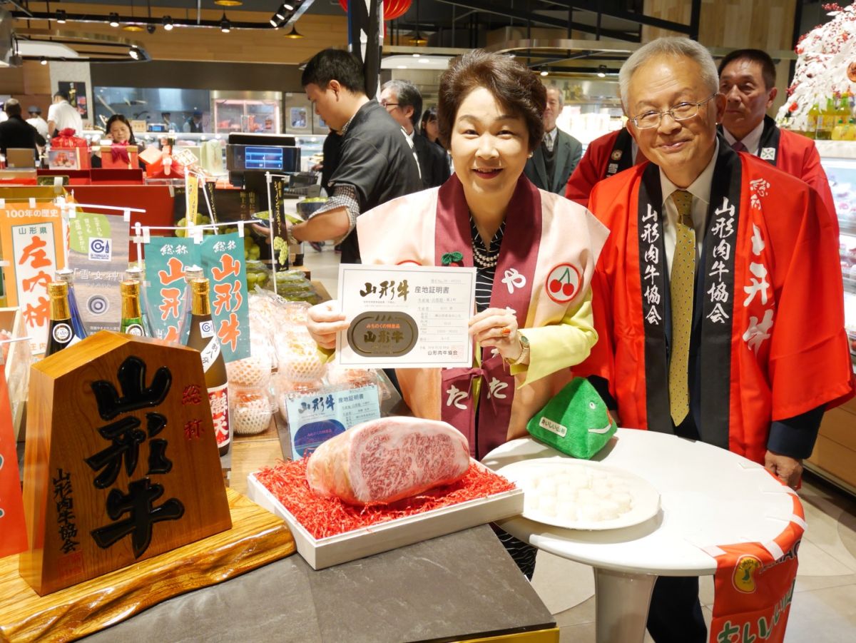 ▲日本山形縣知事吉村美榮子\\(中\\)率旅遊業者來台，舉辦和牛特展（圖／微風提供）