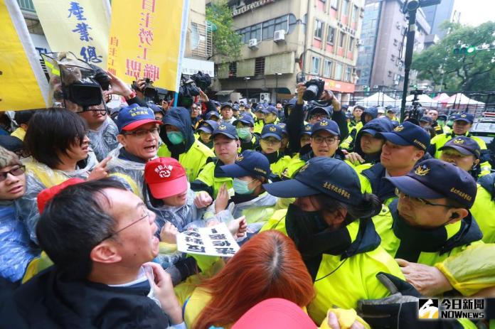 ▲台灣的警察採取輪班制，但每天上班12小時是常態，更不用說發生陳抗事件，各地警察都有可能抽調支援。（圖／NOWnews資料照）