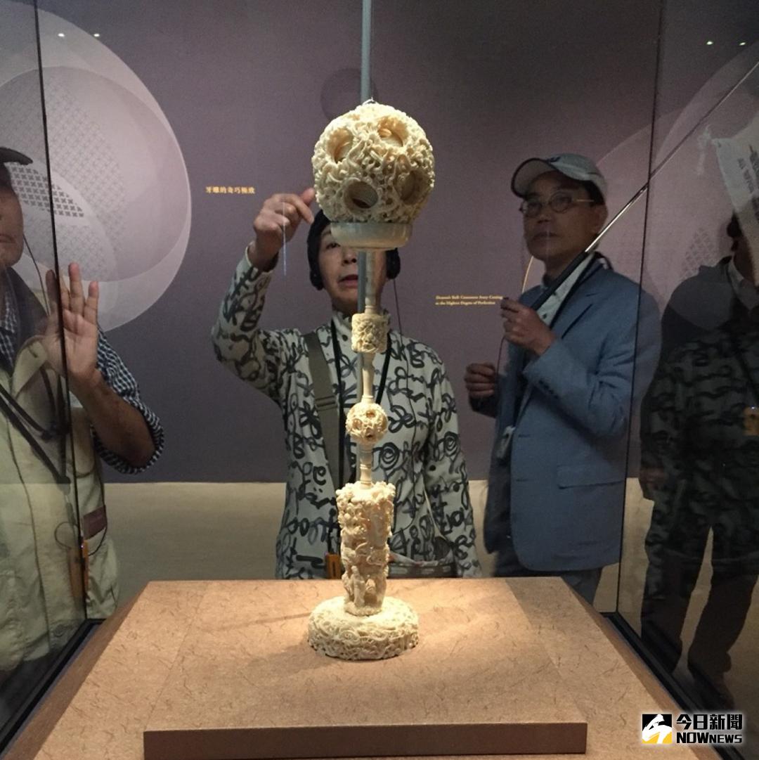 ▲故宮南院展出國寶象牙套球，讓看展的國內、外觀光客端倪很久而嘖嘖稱奇、驚呼連連。（圖／記者陳鐘聲攝 , 2018.01.19）