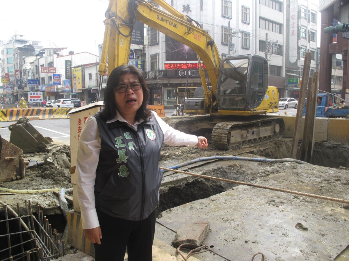 ▲王美惠議員親往現場勘查，呼籲市府需儘快完工。（圖／記者郭政隆攝影2018.1.19）