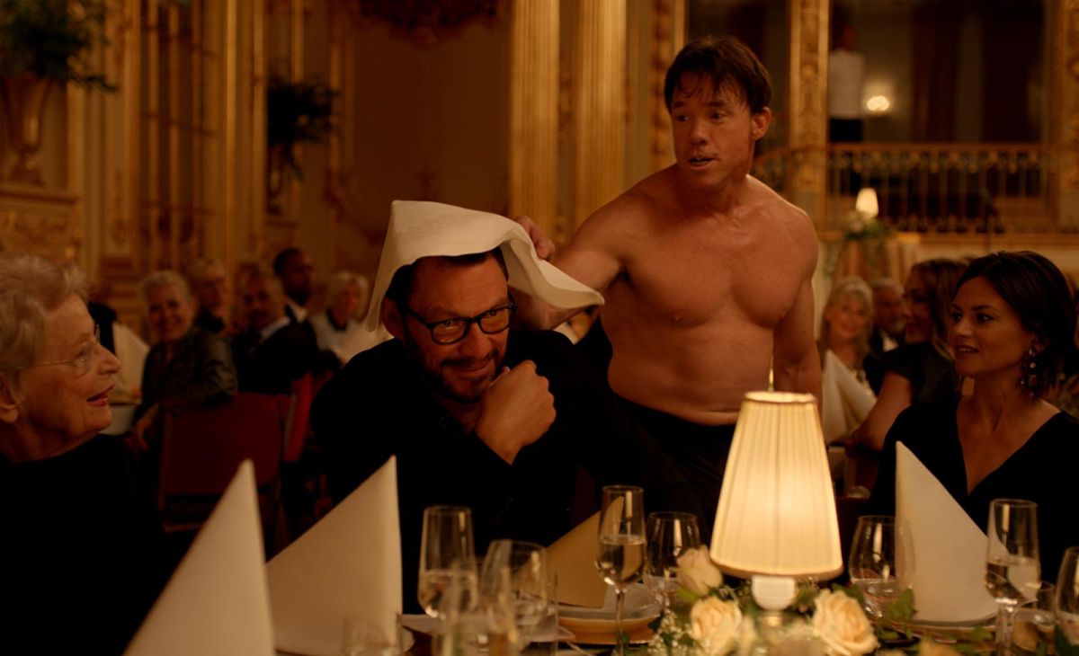 ▲泰瑞諾特利（右2）赤裸上身扮猿人，在《抓狂美術館》失控演出嚇壞群眾演員與觀眾。（圖╱東昊，2018.01.19）