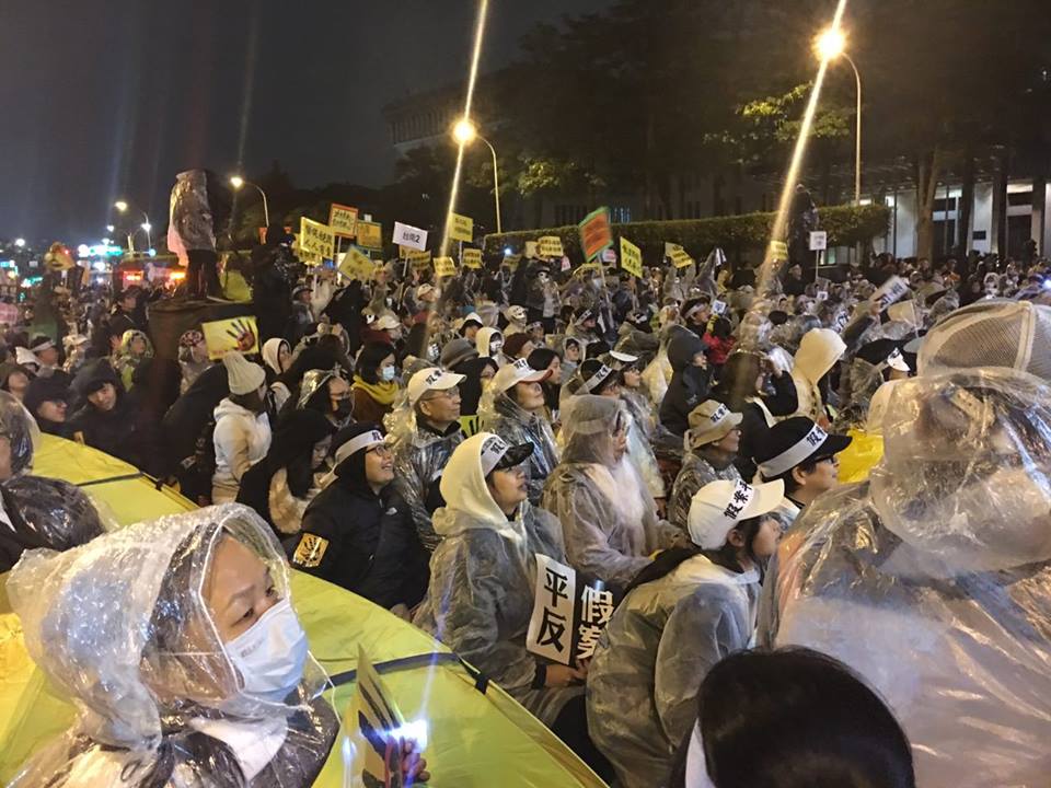 ▲由民間法稅改革聯盟發起的「反財稅黑手」運動，18日晚間號召上萬人不畏低溫走上凱道、夜宿凱道，控訴台灣稅制不公不義。（圖／擷取自法稅改革聯盟臉書）