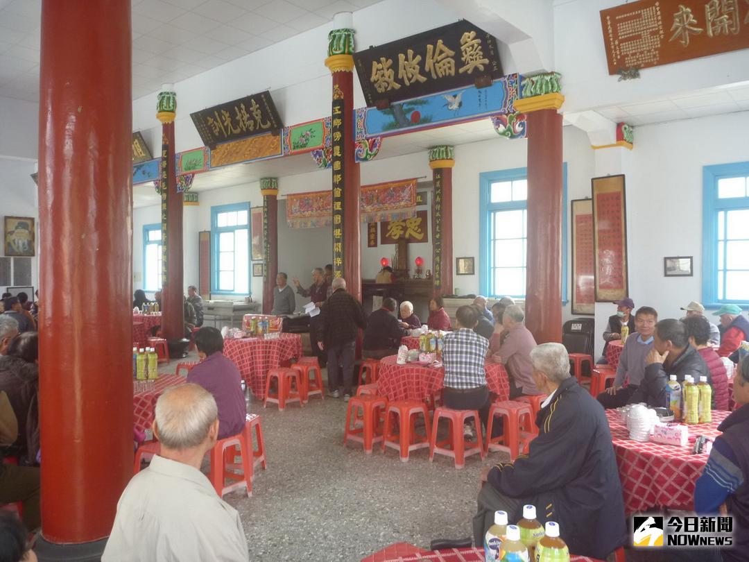 ▲石岡區九房里黃氏宗祠舉辦祭祖與餐會聯誼，有百餘位宗親參加。（圖／記者黃玿琮攝2018.1.19）