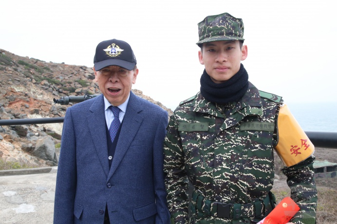 ▲ 李理事長親自前往據點，並與據點第一線執勤官兵合影。（軍聞社記者林澤廷攝）