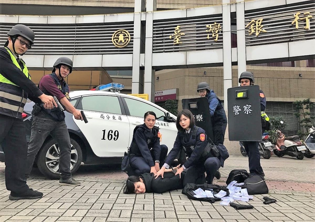 ▲金融機構實施防搶演練，警花雷霆擒賊全程演練過程逼真。（圖／屏東縣政府警察局提供）