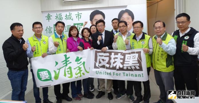 ▲民進黨十餘位台南市民代出席「愛清氣反汙染」記者會。（圖／記者黃文博攝，2018.01.19）