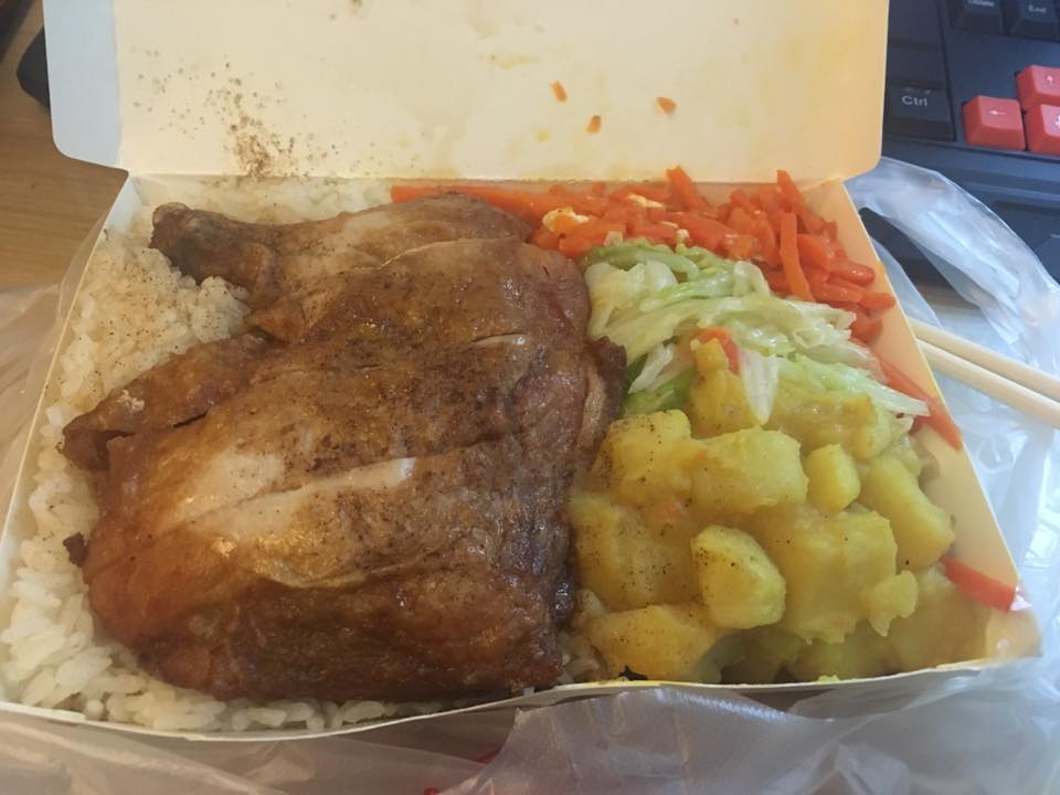 ▲大陸一名年輕OL三餐外食又愛重口味，引發急性胰腺炎，抽出的血漿呈現豬油色。（圖／翻攝自爆廢公社）