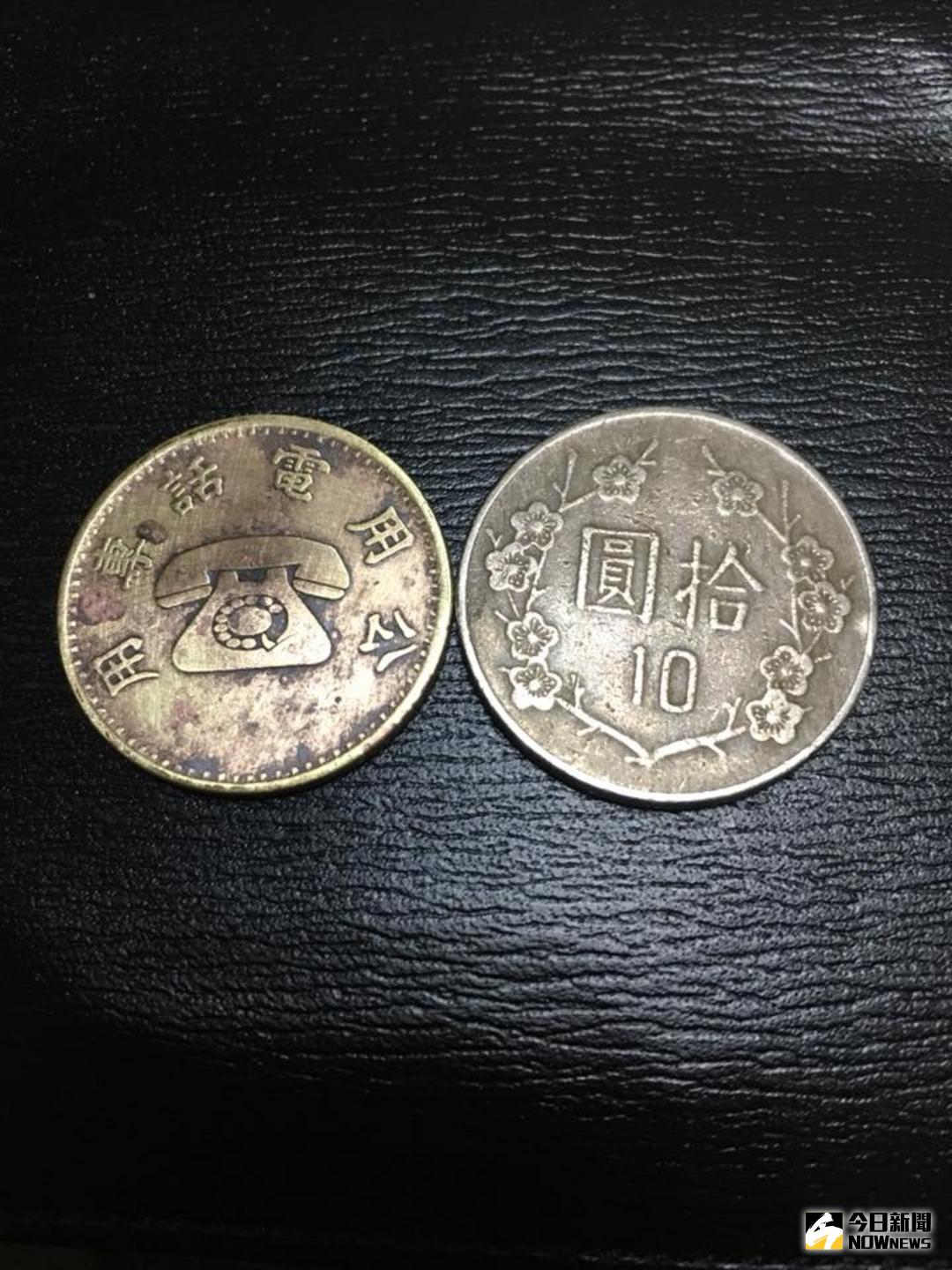 ▲孔維新在山上挖出比10元硬幣略小的公用電話專用代幣，引發好奇討論。（圖／孔維新提供 , 2018.01.19）