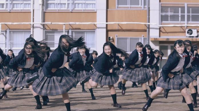 ▲日本登美丘高校舞蹈部穿上制服表演《大娛樂家》的代表曲《This Is Me》（圖／翻攝自Youtube）