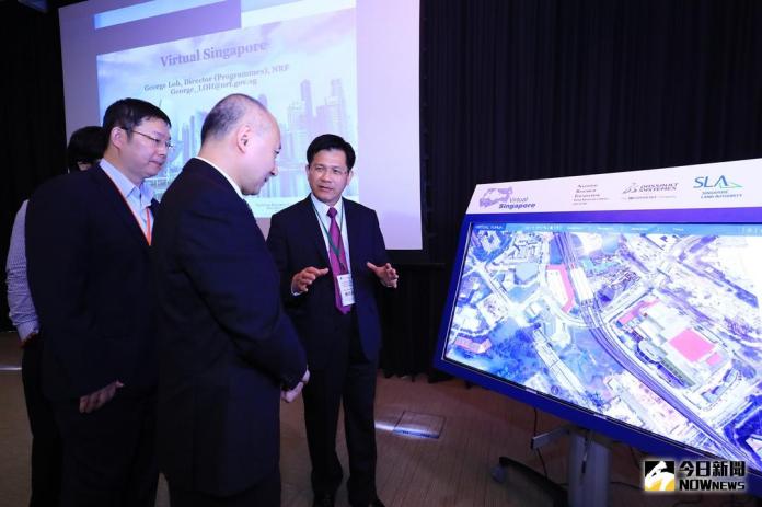 ▲市長林佳龍參訪了解達梭虛擬新加坡系統平台展示。（圖／市政府提供 , 2018.1.18）