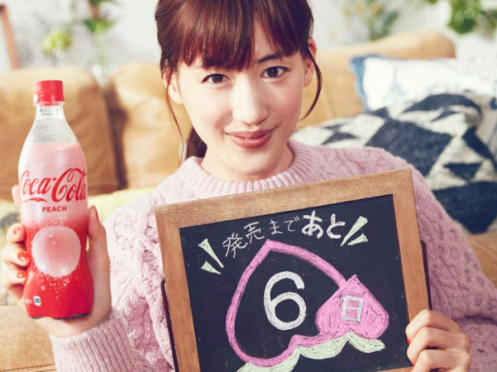 還在透明奶茶？日本推世界首創「蜜桃口味可樂」期間限定（圖／粉樂NOW）