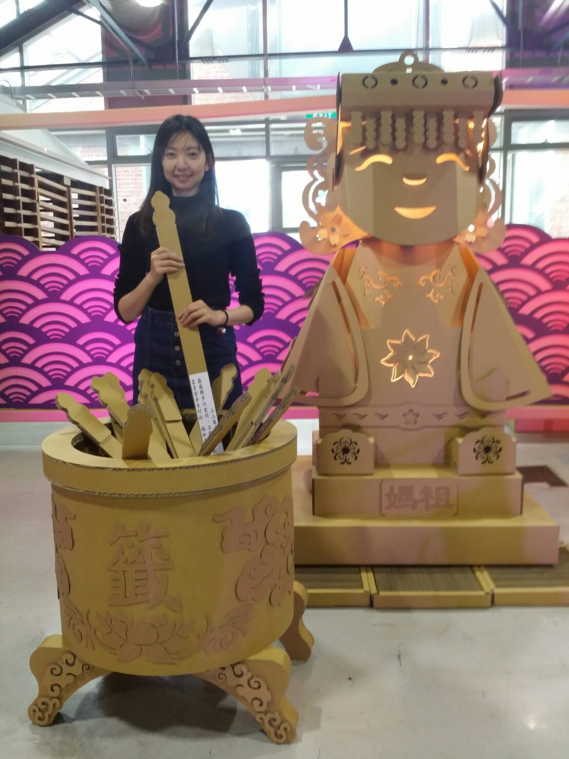 ▲正在台中文創園區舉辦的「不紙匠─神遊趣」紙藝展，展出的Q版媽祖超可愛，還有籤筒供抽籤。（圖／記者金武鳳攝 , 2018.1.18）