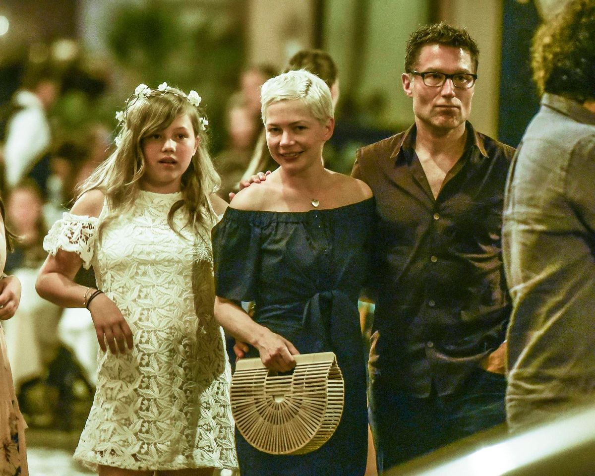 ▲蜜雪兒威廉絲（中）、與女兒Matilda（左）、未婚夫安卓尤曼斯一起出門吃晚餐。（圖／達志影像，2018.01.18）