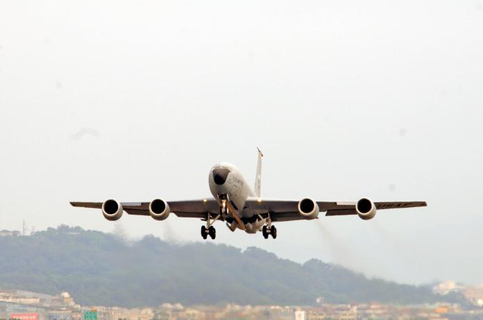 ▲美國空軍的KC-135R加油機，2011年11月一個周六下午從台北松山基地起飛。美國曾在1990年代末期台灣採購新一代戰機後探詢台灣採購空中加油機的意願，但是空軍從過去到現在，對空中加油機興趣一直缺缺。（圖／軍情與航空網站提供）