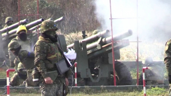 ▲ 東引地區指揮部砲兵連17日實施基地期末射擊測驗，驗證平日武器裝備維護狀況，同時展現砲兵精準打擊能力。（東引地區指揮部提供）