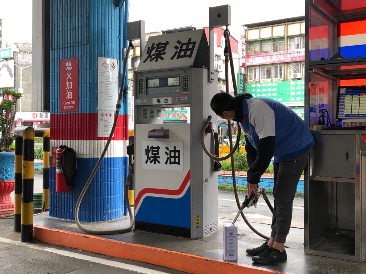 ▲國內油價受到商用原油價格連續第9周下跌，以及奈及利亞武裝份子揚言攻擊海上鑽油平台的影響，初步估算，下周國內汽油每公升預估漲0.2元、柴油每公升漲0.1元。（圖／中油提供）