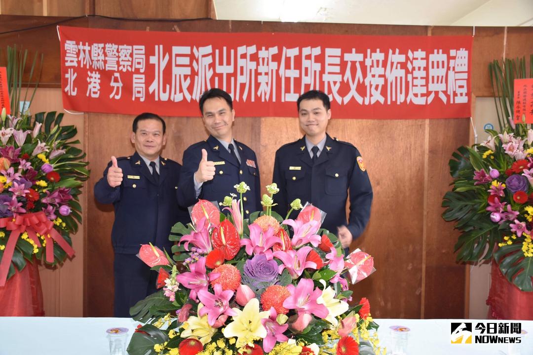 ▲分局長李憲蒼親自主持佈達，高度肯定卸任所長張志旭任（左），及期勉新任所長蔡東洲（右）。（圖／記者洪佳伶翻攝 , 2018.01.17）