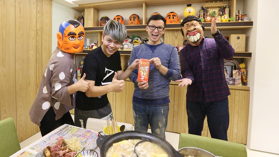 ▲蔡阿嘎（左二）超大方，發給員工20個月年終。（圖／翻攝自臉書 , 2018.1.17）