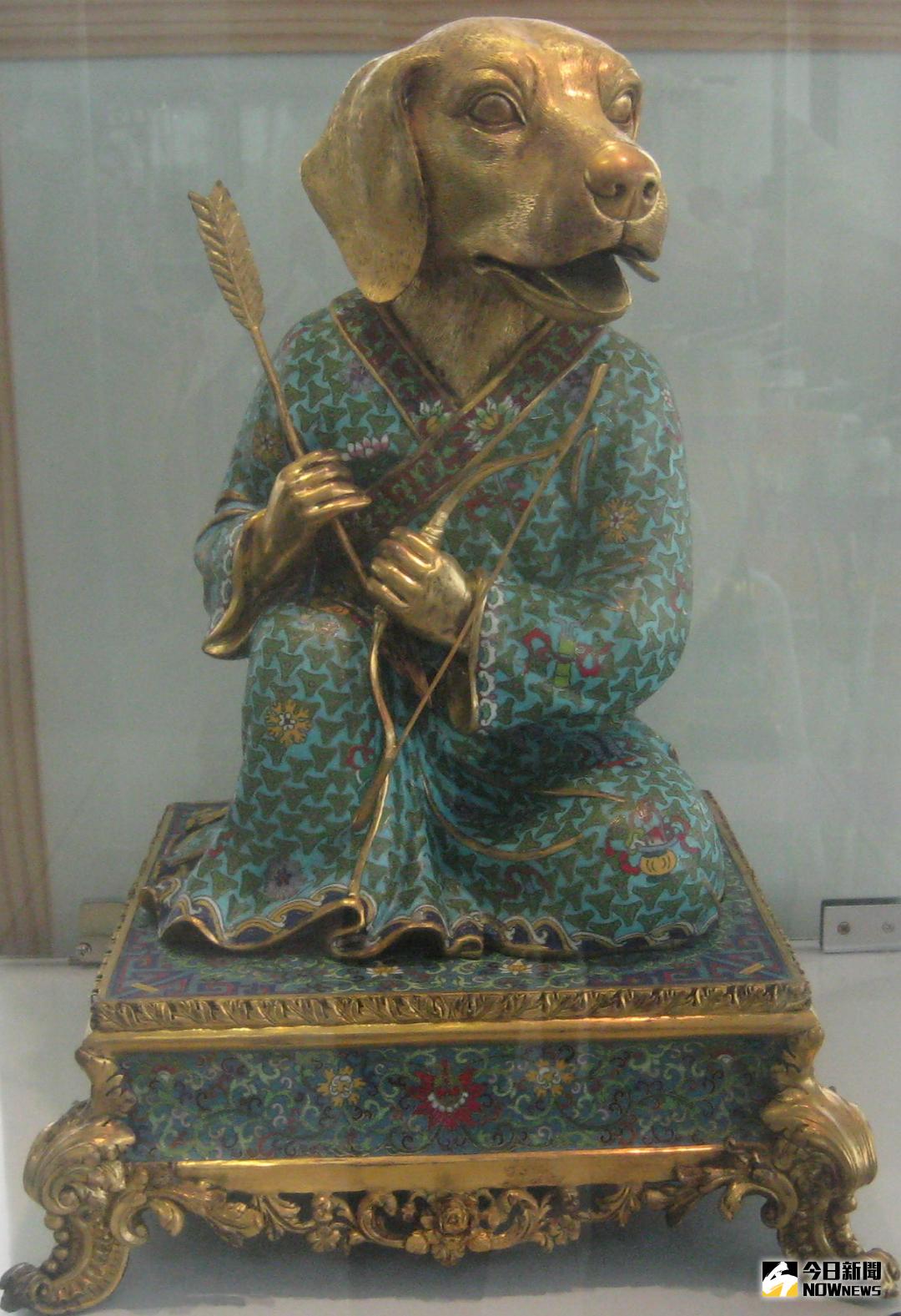 ▲大器內蘊文創藝術公司推出文創商品─戍狗公仔，深受中華古文物收藏者及民眾青睞。(圖／記者黃守作攝，2018.01.17)