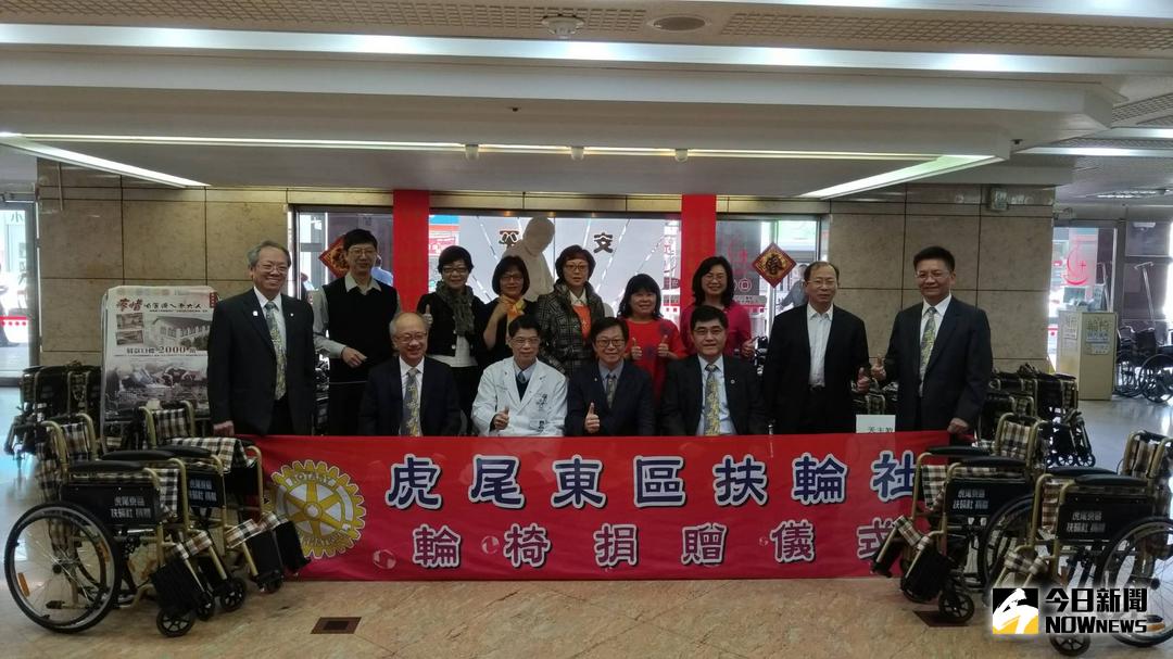 ▲虎尾東區扶輪社捐贈輪椅給醫院，1月17日上午在若瑟醫院舉行的捐贈儀式。（圖／記者洪佳伶翻攝 , 2018.01.17）